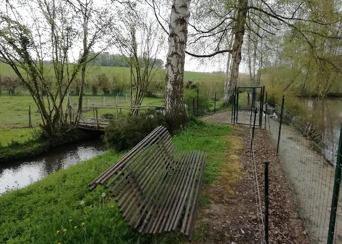 Au Fil De L\'Eau A La Campagne